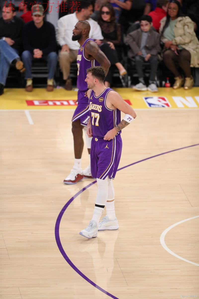 湖人裁判报告确认詹姆斯防守狄龙三分判罚无误,布克犯规属实 湖人裁判报告确认詹姆斯防守狄龙三分判罚无误,布克犯规属实